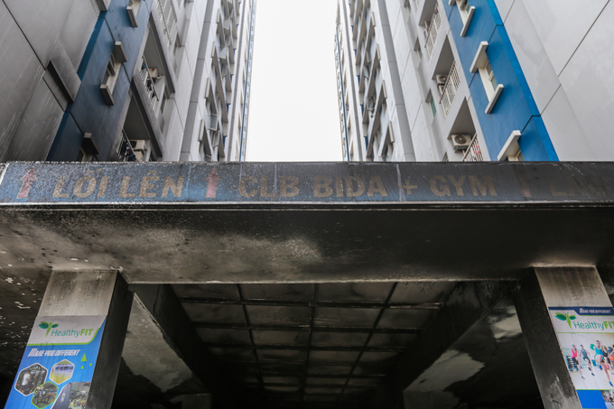 Hàng trăm xe cháy rụi trong hầm chung cư 13 người chết ở Sài Gòn